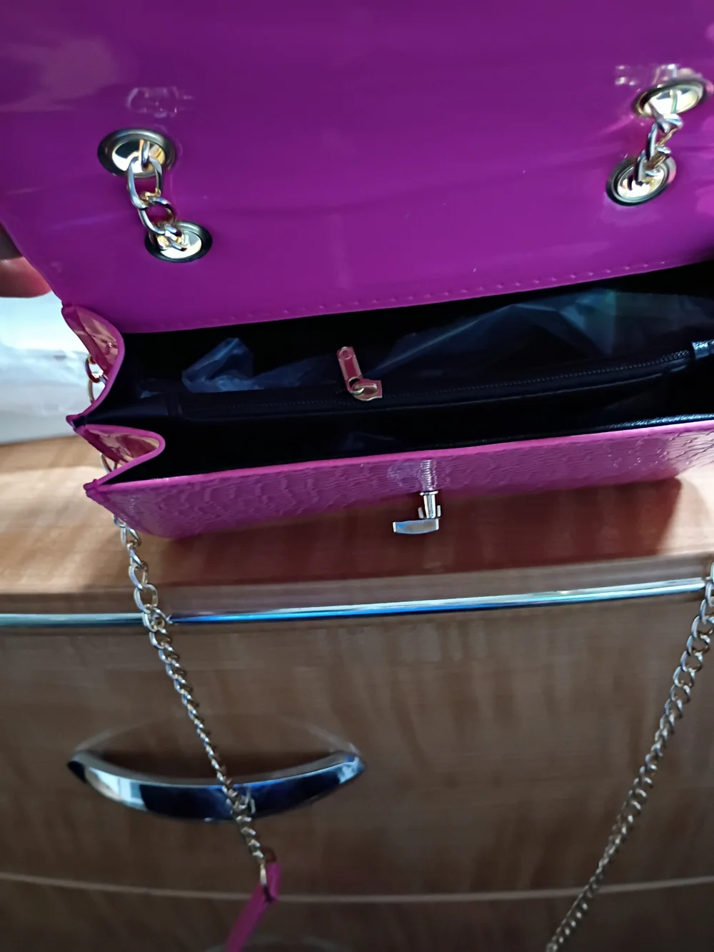 Fuchsia Croc-Embossed Chain Shoulder Bag - Gold Hardware - Picture 4 of 6